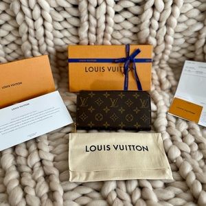 💯 Authentic Louis Vuitton Monogram Zippy Wallet